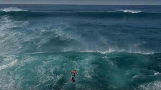 Foil Surfing Pipeline