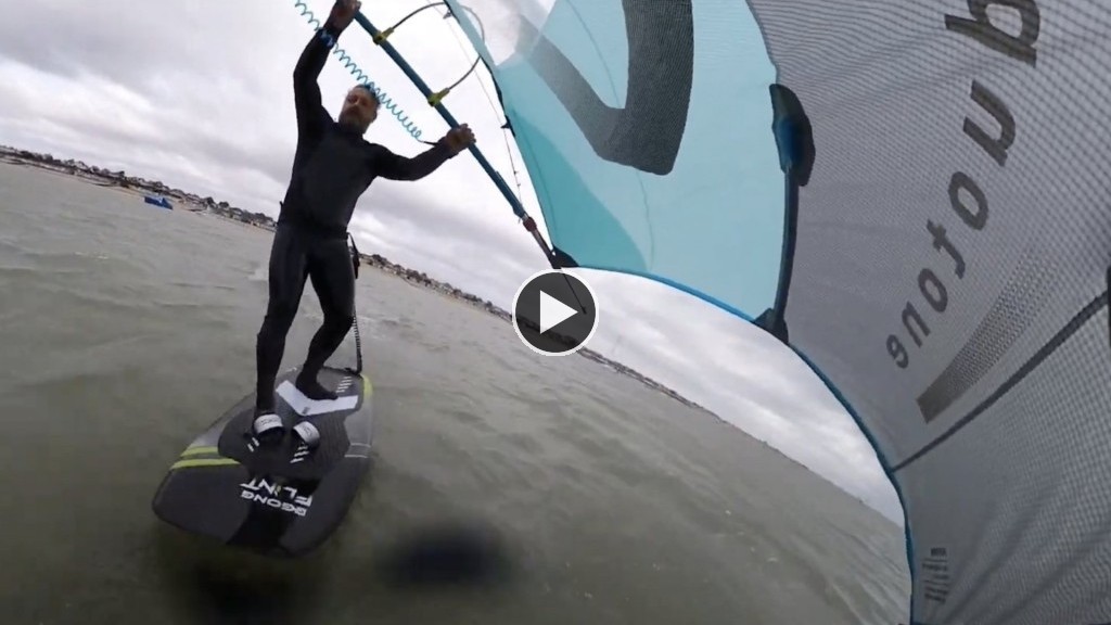 Wing foiling. Learning to Wing foil. Gong Slingshot Duotone Echo