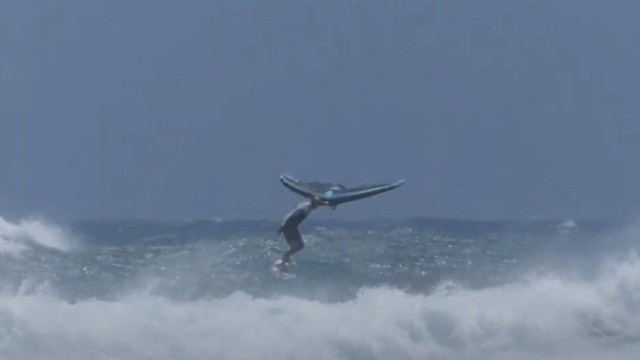 Wingfoiling into strong sandy gusty off shore wind with a  2,8 and having fun...