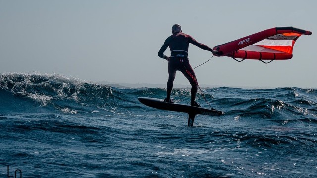 Bruno tells you about the Blackbird, the high aspect board for downwind.