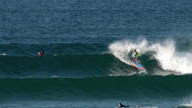 SUP Surfing the Alley