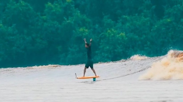 Surf foiling Bono / Seven Ghosts wave Remi Quique