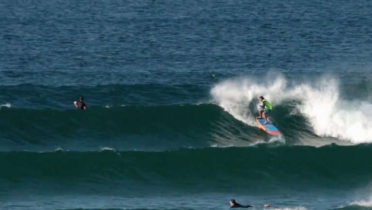 SUP Surfing the Alley