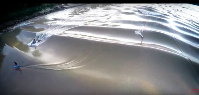Première mondiale : session en surf foil sur un mascaret avec Ludovic Dulou