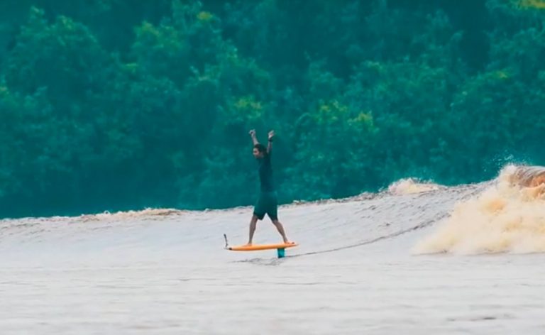Surf foiling Bono / Seven Ghosts wave Remi Quique