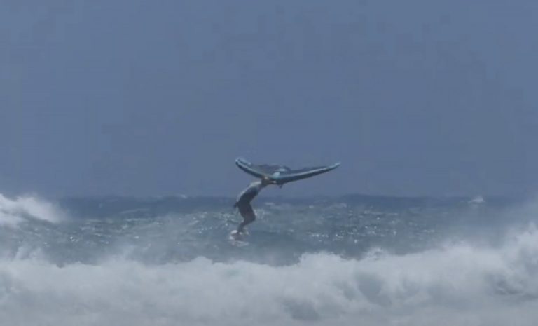 Wingfoiling into strong sandy gusty off shore wind with a  2,8 and having fun...