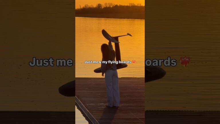 Did you know, that these fins are as SHARP as KNIVES?!#hydrofoils #flyingboards #airplane #girl
