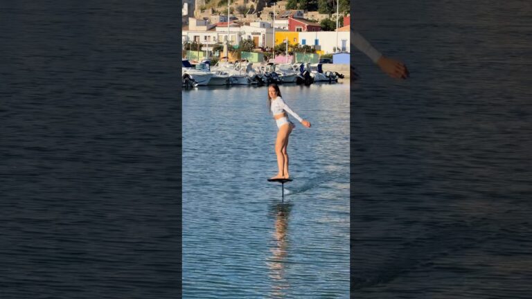 New location, but didn‘t stay DRY! #wave #surfgirl #pumpfoiling #surf #watersports #satisfying